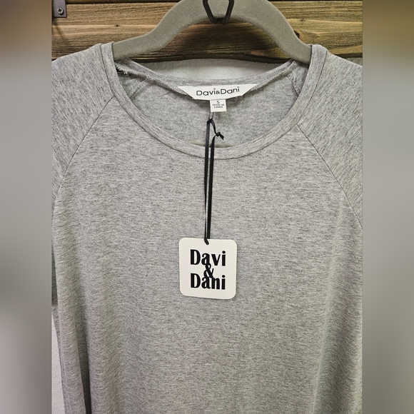 Davi & Dani - Gray Short Sleeve T-Shirt - Small - Picture 2 of 3